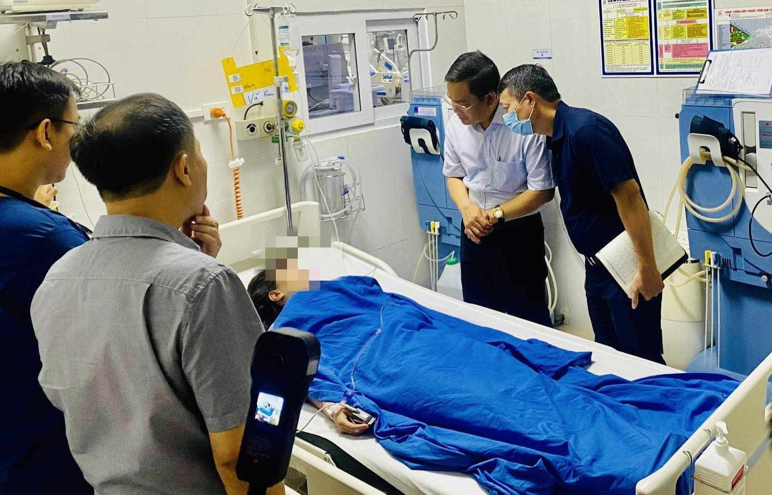 Vụ cháy chung cư mini: Gia đình 4 người trốn trong tủ quần áo, được cứu hộ và thoát nạn -0