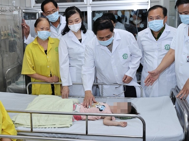 Thủ tướng Chính phủ và Bộ trưởng Bộ Y tế thăm nạn nhân vụ cháy chung cư mini -0