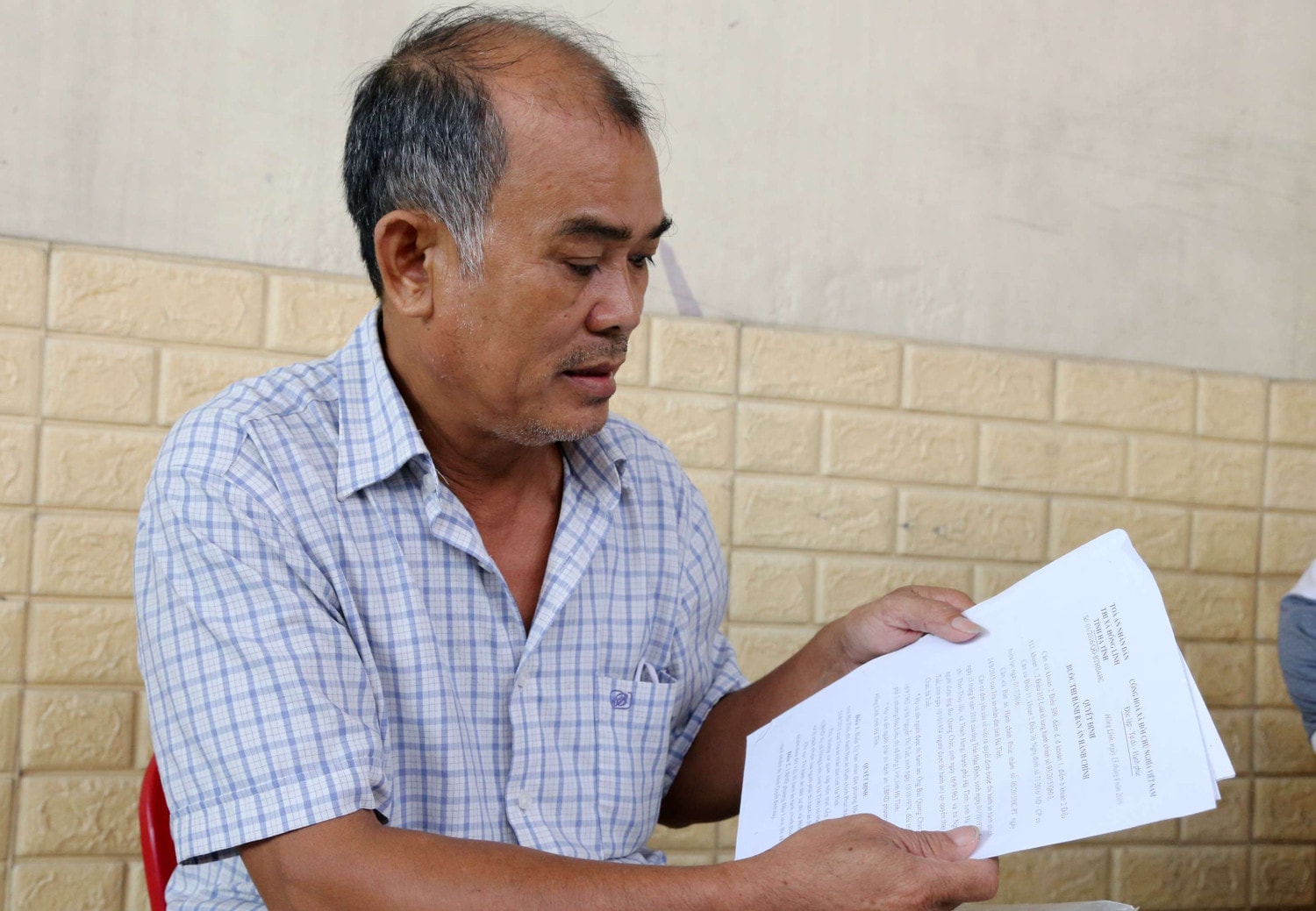 Dù rất mệt mỏi, nhưng ông Chức cho biết sẽ theo vụ việc đến cùng để đòi lại quyền lợi của mình. Ảnh: Xuân Sinh “Tôi nghẹn đắng cổ họng khi chính quyền thông báo trả lại 5 triệu đồng sau gần 30 năm”. -0