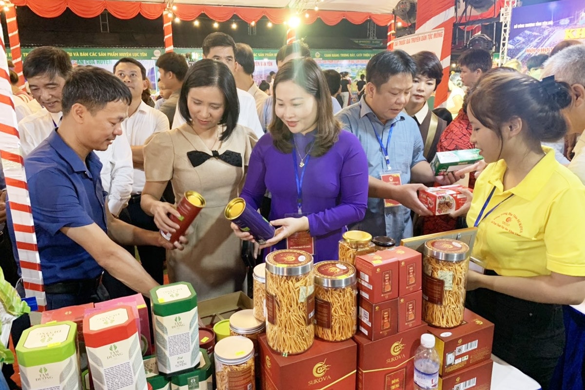 Các đại biểu phấn khởi với những sản phẩm nông nghiệp ứng dụng tiến bộ khoa học, công nghệ thành công