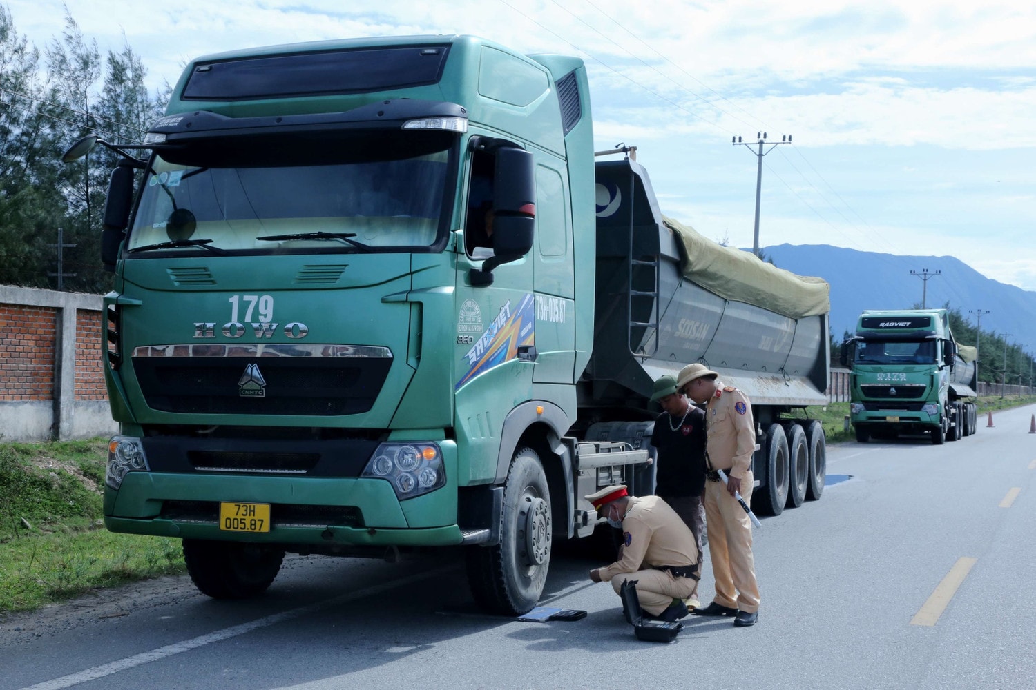 Tổ công tác dừng được 2 phương tiện của Công ty 179 để kiểm tra, trong đó có một chiếc xe vi phạm lỗi trọng tải. Ảnh: Xuân Sinh Giám đốc Công an tỉnh chỉ đạo vào cuộc, xử lý vụ xe “hổ vồ” đại náo ở thị xã Kỳ Anh -1