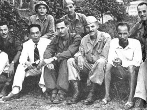 Chủ tịch Hồ Chí Minh với nhóm tình báo Con nai của Mỹ tại Tân Trào năm 1945 - Ảnh tư liệu