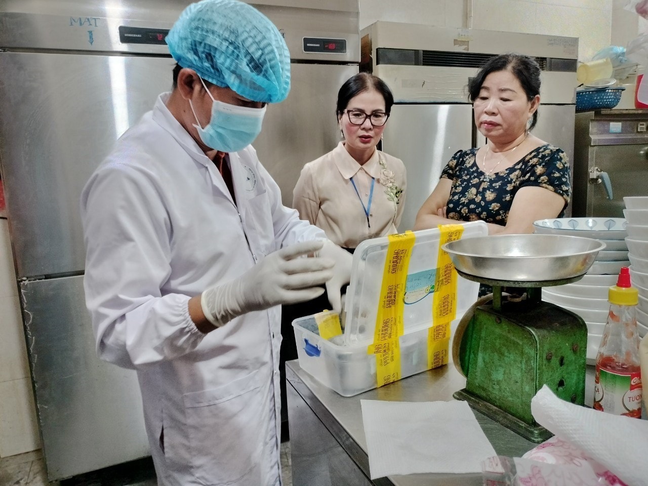 Đoàn điều tra của Chi cục đã lấy mẫu vật phẩm gửi Viện Pasteur Nha Trang để xét nghiệm tìm nguyên nhân -0