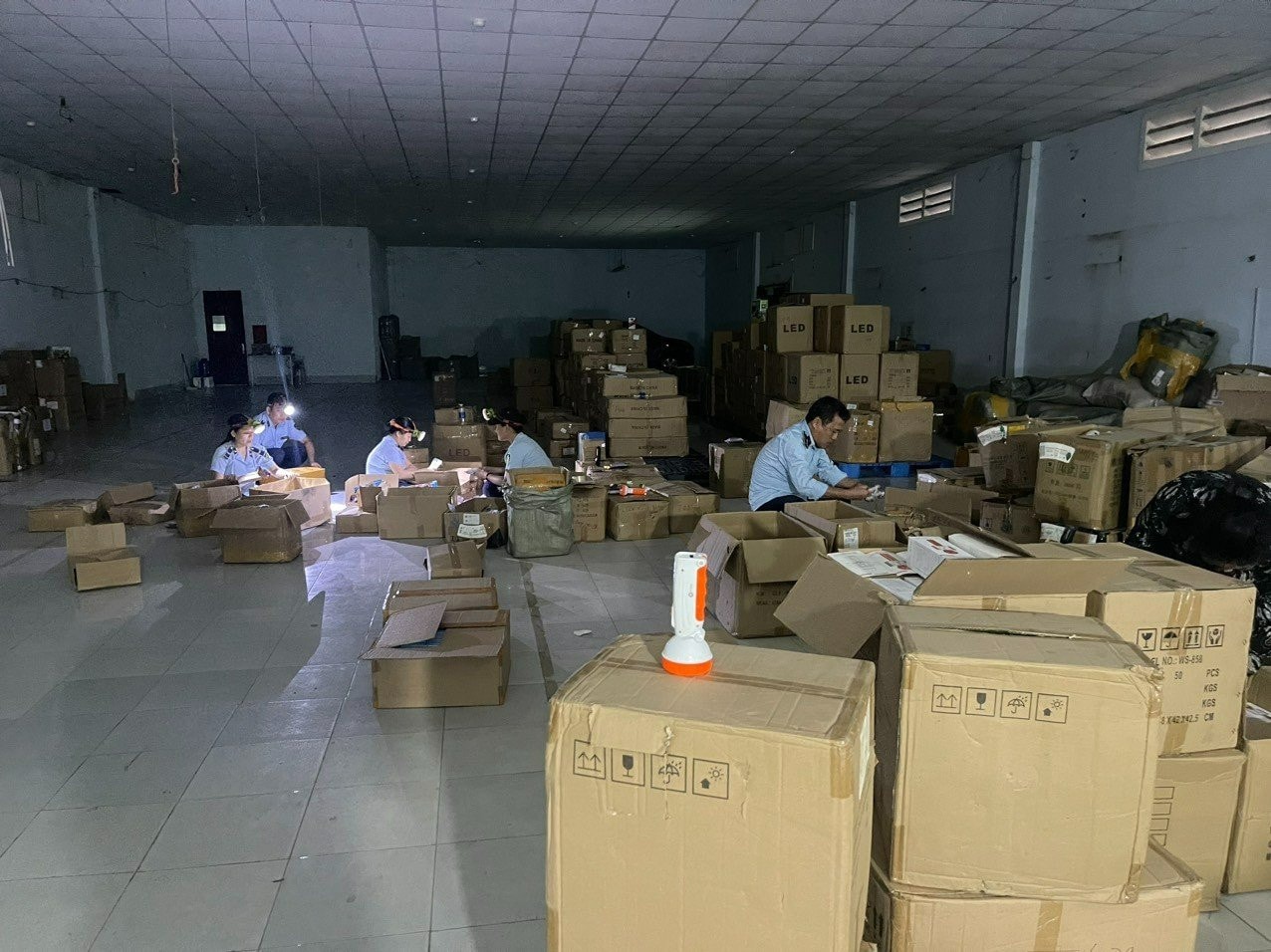 Phát hiện kho hàng điện gia dụng nghi nhập lậu số lượng lớn -0