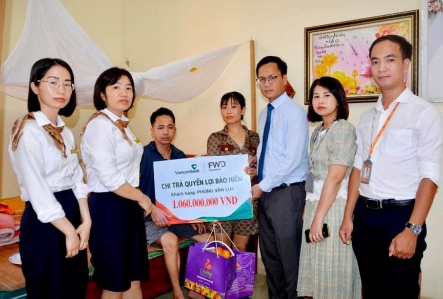 Vietcombank Hải Dương chi trả hơn 1 tỷ đồng quyền lợi bảo hiểm cho kháchhàng -0
