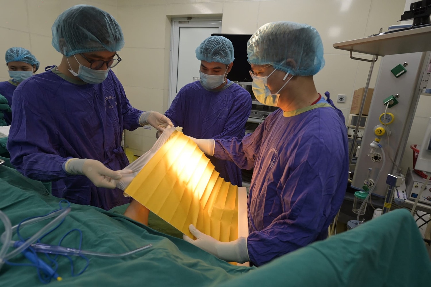 Vụ cháy chung cư mini: Hai mẹ con sống sót sau cú nhảy “sinh tử” từ tầng 9 -0