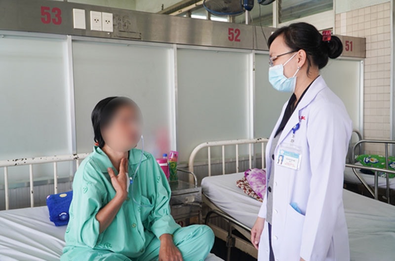 Bệnh nhân nữ thủng thực quản sau khi hóc xương vịt -0