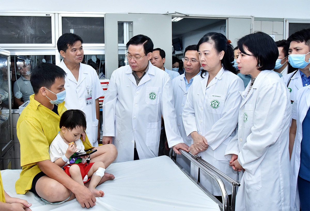 Chủ tịch Quốc hội Vương Đình Huệ thắp hương tưởng niệm các nạn nhân vụ hoả hoạn tại chung cư mini quận Thanh Xuân, Hà Nội -3