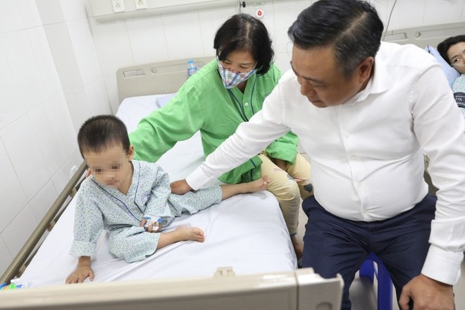 Chủ tịch UBND thành phố Hà Nội thăm các nạn nhân vụ cháy chung cư mini -0