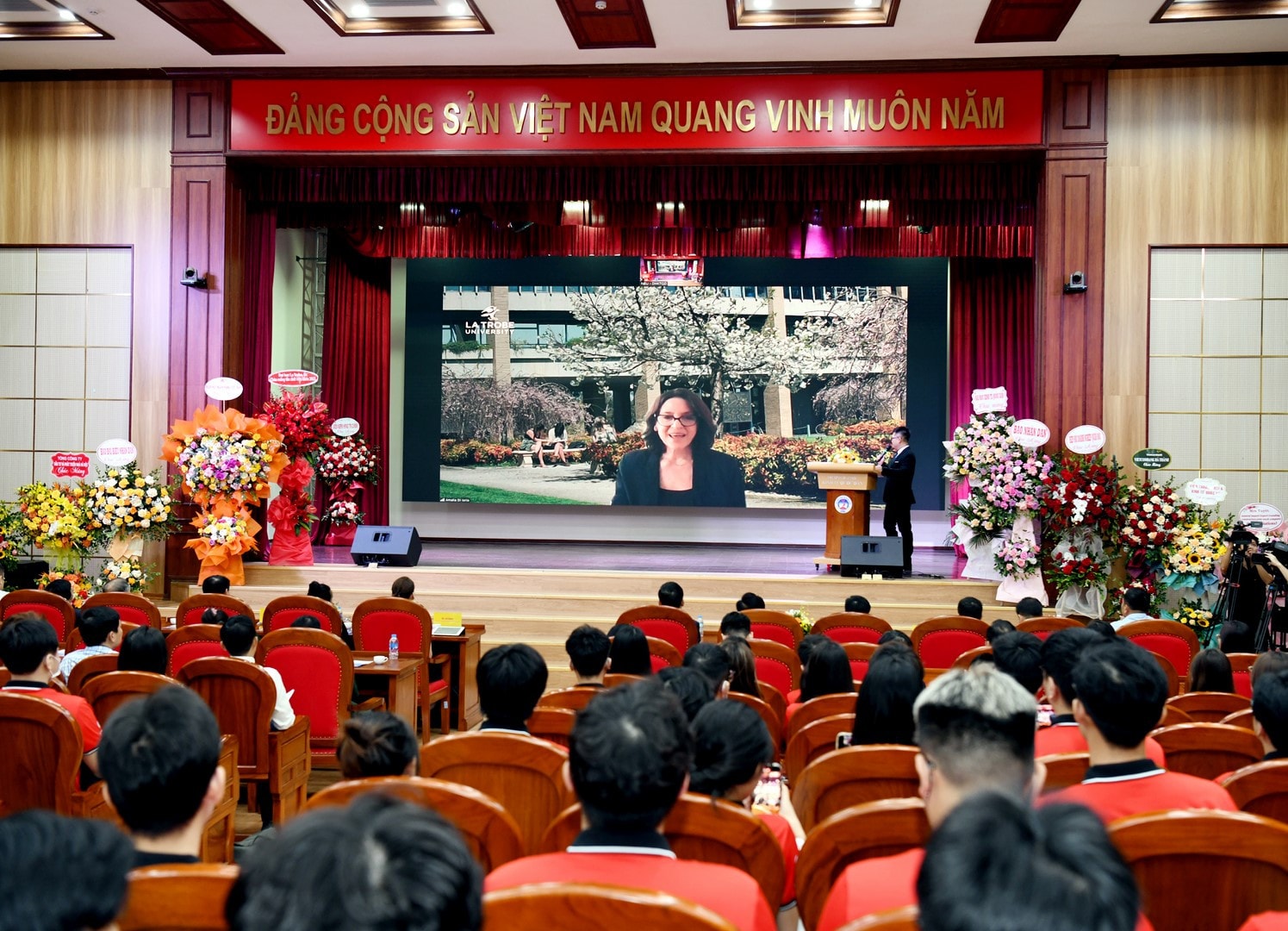 GS Amalia, đại diện Trường Đại học La Trobe phát biểu tại lễ khai giảng Khai giảng khoá 2 chương trình liên kết đào tạo giữa Trường ĐH Kinh tế quốc dân và Trường ĐH La Trobe -0