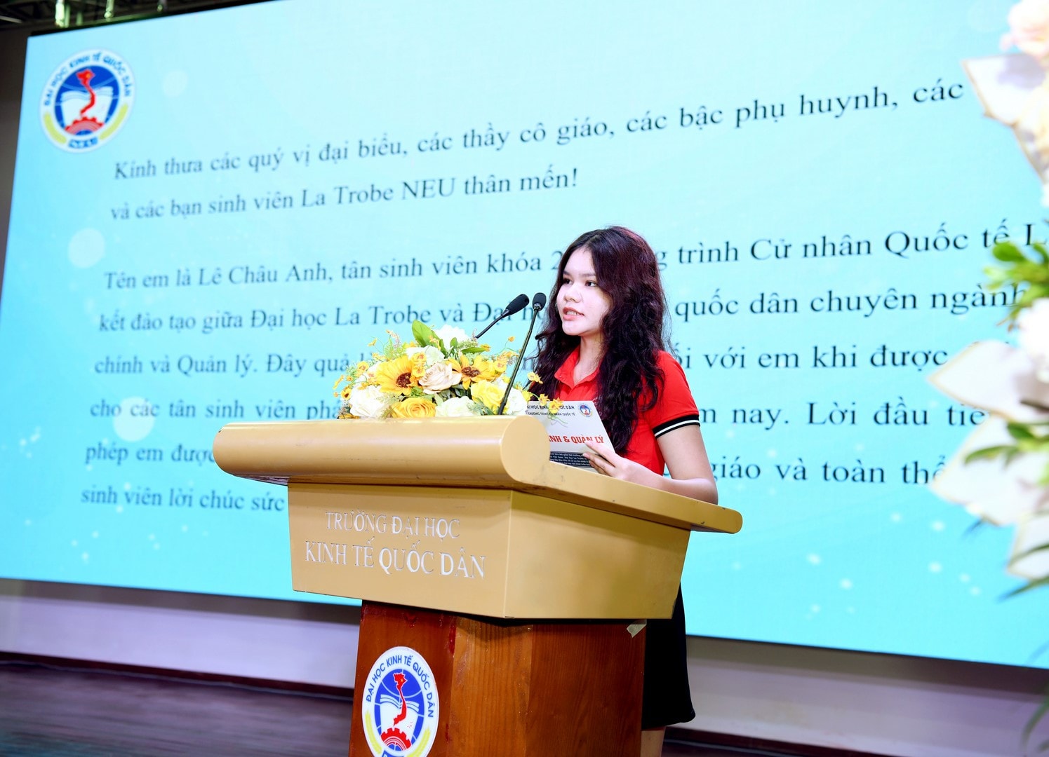 Em Lê Châu Anh đại diện tân sinh viên khoá 2 phát biểu tại lễ khai giảng Khai giảng khoá 2 chương trình liên kết đào tạo giữa Trường ĐH Kinh tế quốc dân và Trường ĐH La Trobe -0