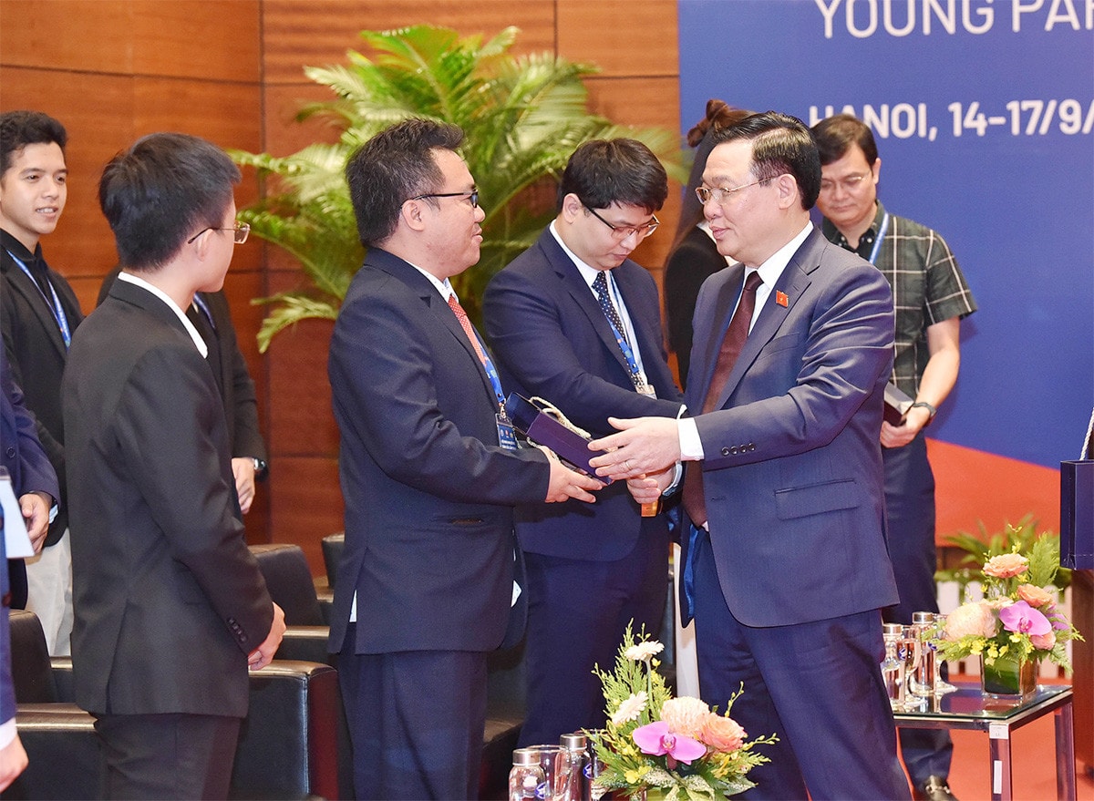 Chủ tịch Quốc hội Vương Đình Huệ: Với tài năng, trí tuệ, sự quyết tâm và khát vọng, thanh niên Việt Nam sẽ chinh phục những đỉnh cao hơn nữa -2