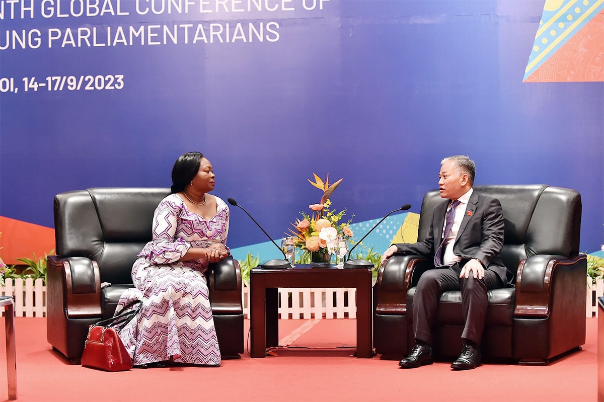 Phó Chủ nhiệm Ủy ban Đối ngoại Đôn Tuấn Phong chào Chủ tịch Quốc hội Malawi -2