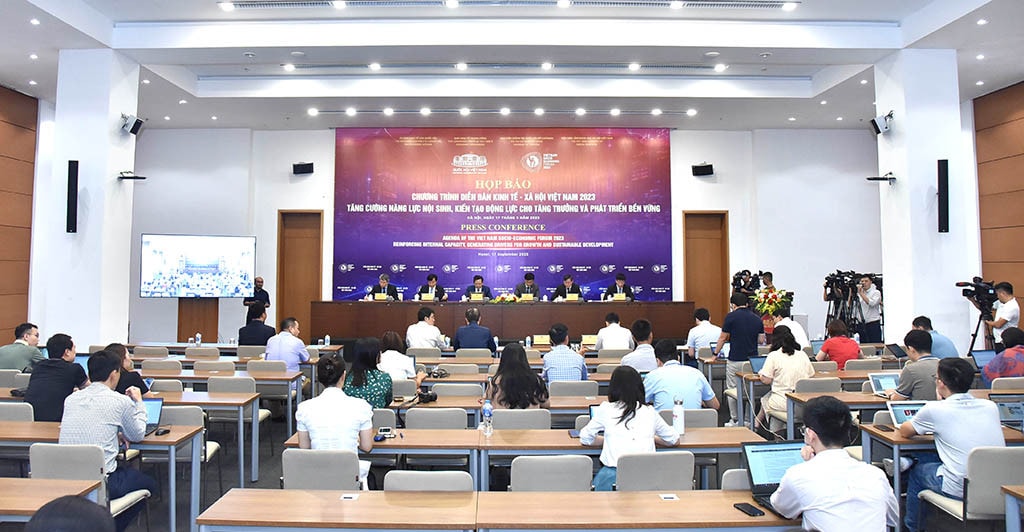 Họp báo về Diễn đàn Kinh tế - Xã hội Việt Nam năm 2023 -0