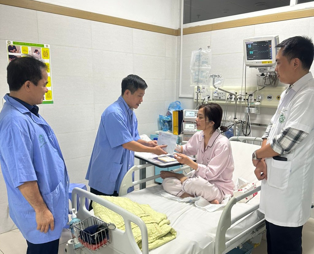 Trường ĐH Công nghệ Giao thông Vận tải đã thăm hỏi, động viên gia đình giảng viên bị thương trong vụ cháy chung cư mini -0