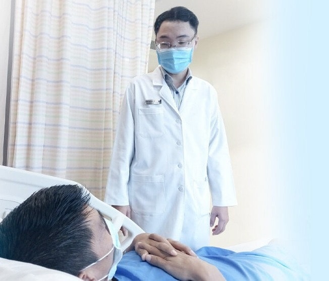 Tự tin vào sức khỏe, người đàn ông suýt cắt một bên tinh hoàn khi phát hiện lao phổi -0