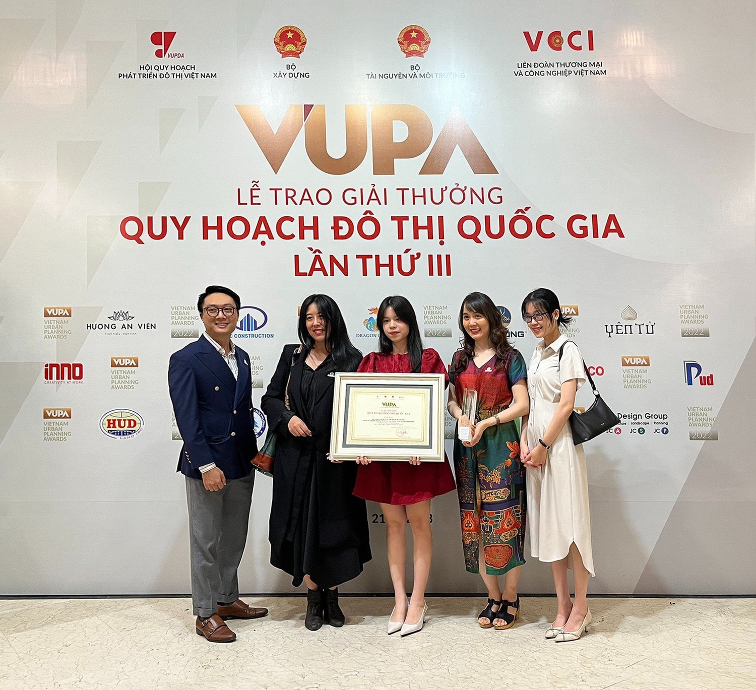 Dự án Casamia Balanca Hoi An của Tập đoàn Đạt Phương nhận giải Bạc cho hạng mục giải thưởng quy hoạch xây dựng khu đô thị lần thứ III (VUPA.2022) của Hội đồng Giải thưởng Quy hoạch đô thị Quốc gia. Casamia Balanca Hoi An nhận giải bạc Quy hoạch đô thị quốc gia 2022 -0