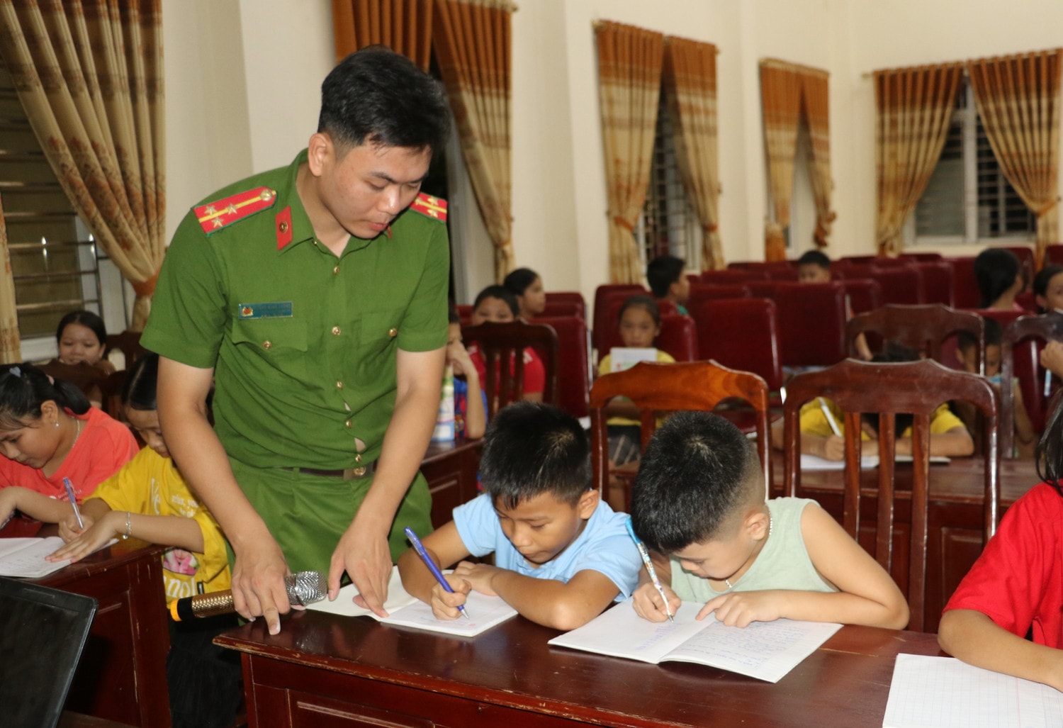Chuyện về Thượng uý Công an mở lớp dạy tiếng Anh miễn phí -0