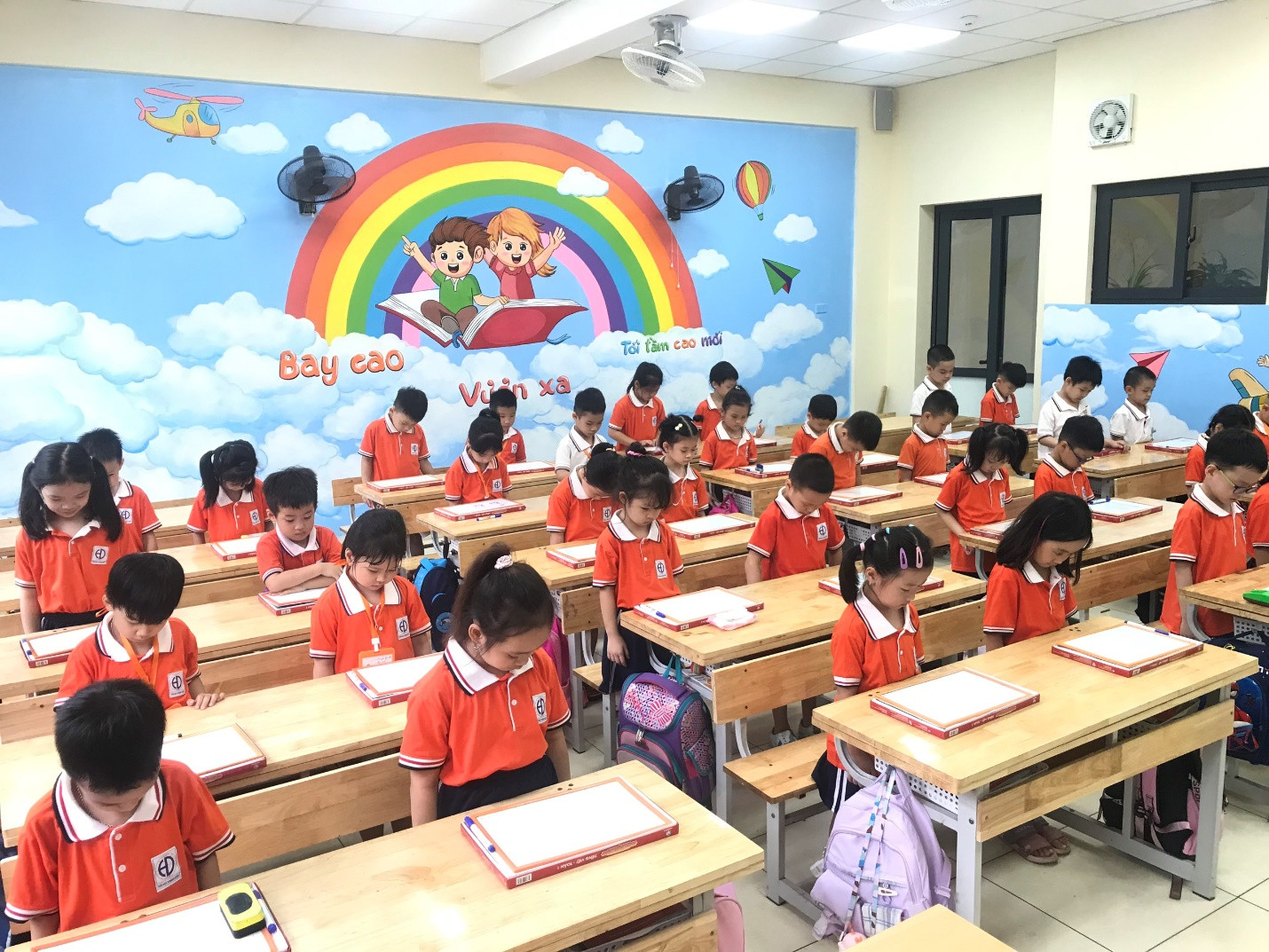 Hà Nội: Nhà trường, học sinh tưởng niệm nạn nhân vụ cháy chung cư mini -0