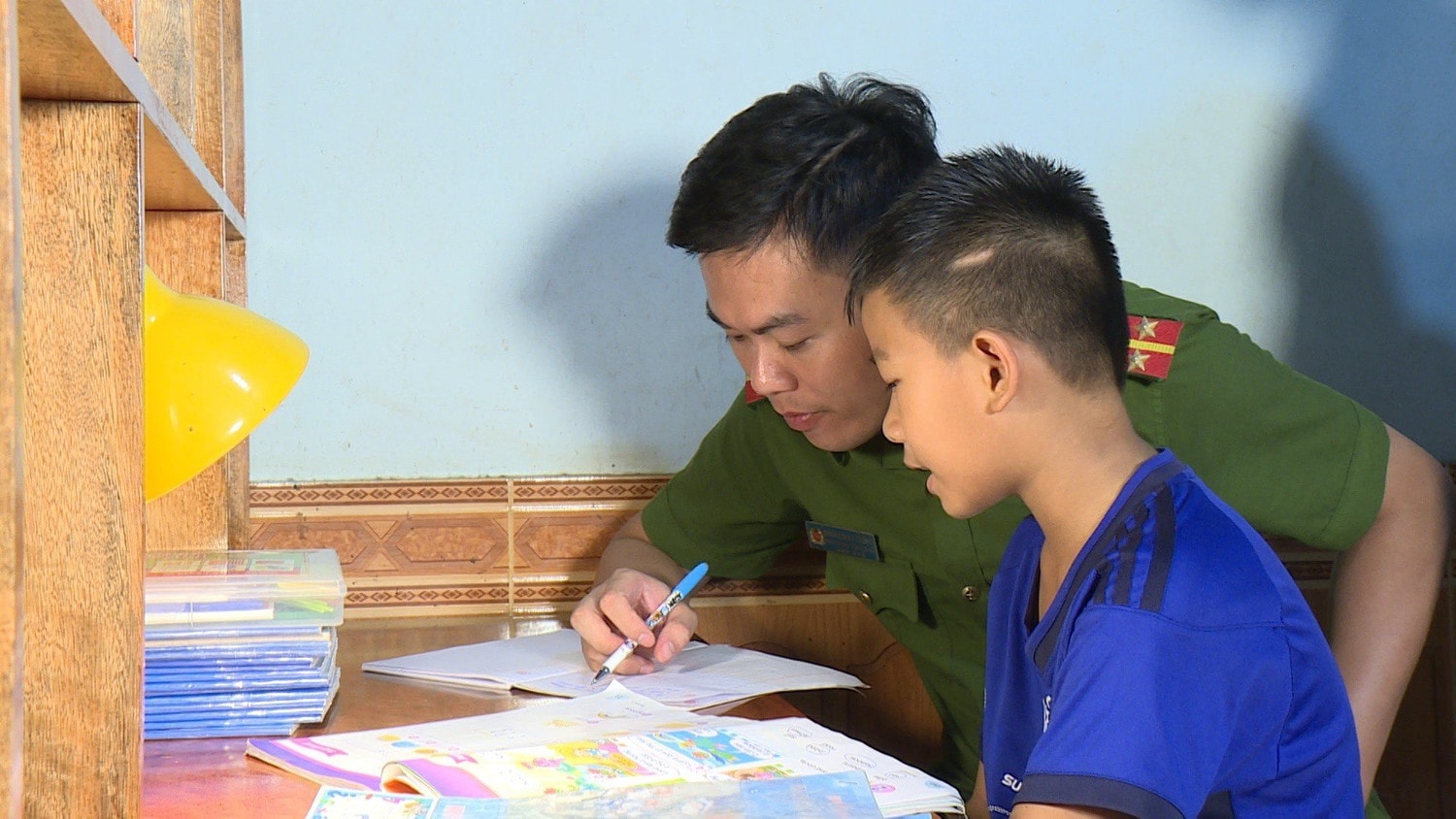 Chuyện về Thượng uý Công an mở lớp dạy tiếng Anh miễn phí -0