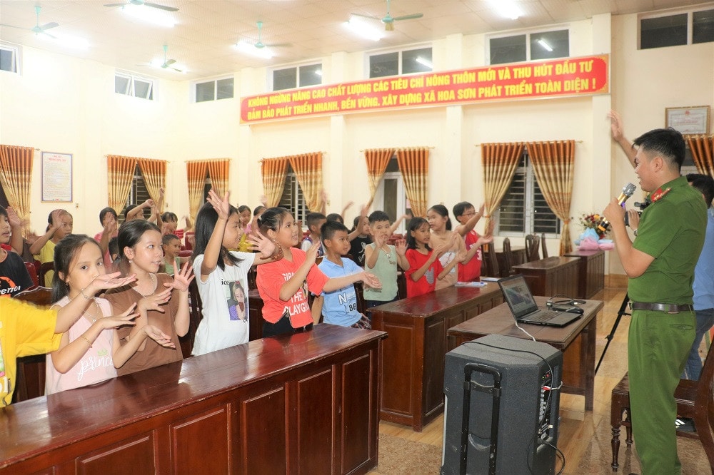 Chuyện về Thượng uý Công an mở lớp dạy tiếng Anh miễn phí -0