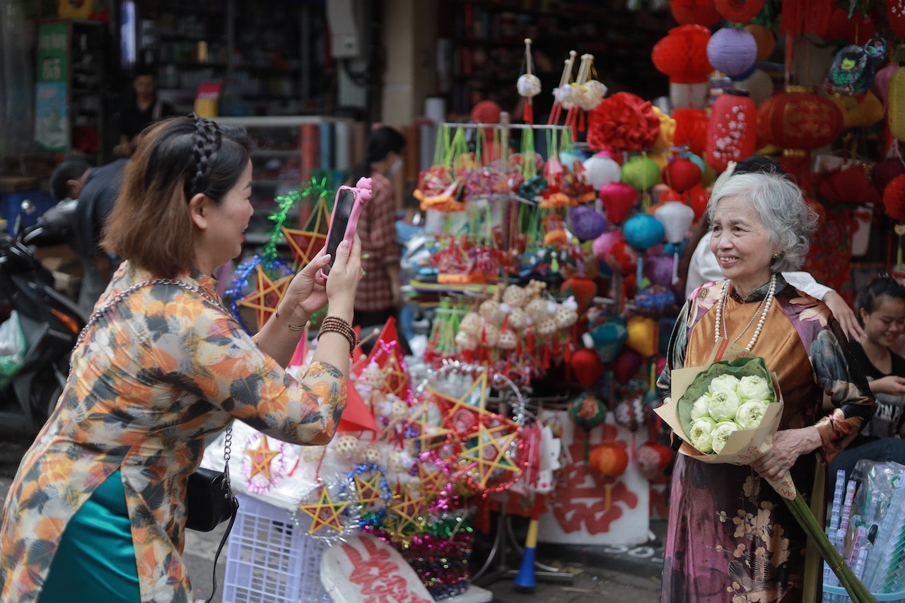 Không khí vui tươi tràn ngập trên phố Hàng Mã trước thềm Trung thu -0