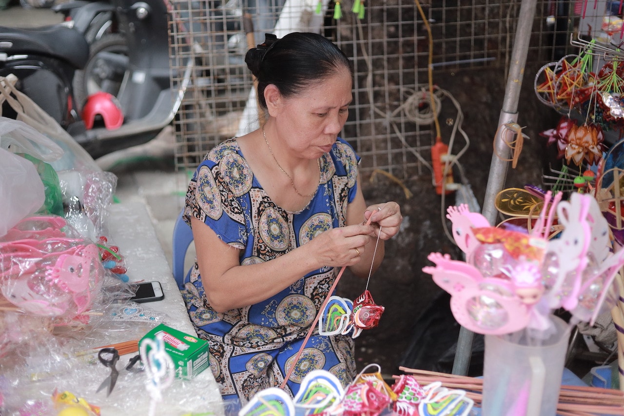 Không khí vui tươi tràn ngập trên phố Hàng Mã trước thềm Trung thu -0
