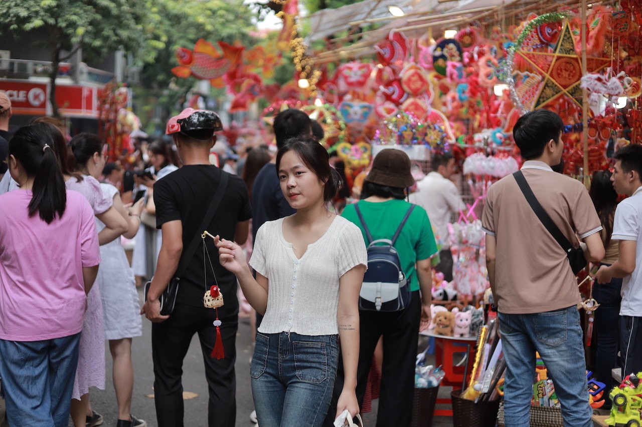 Không khí vui tươi tràn ngập trên phố Hàng Mã trước thềm Trung thu -0