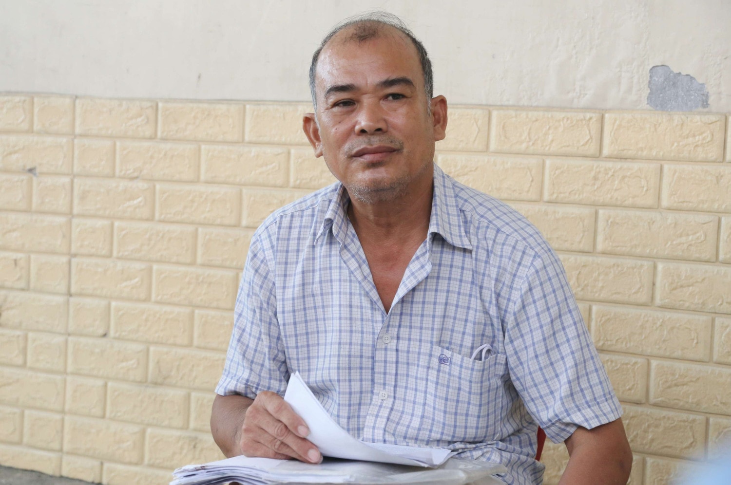 Người thương binh Bùi Quang Chức cho rằng việc trả lại 5 triệu đồng mà ông bỏ ra cách đây gần 30 năm để mua 2 thửa đất nói trên là quá thiệt thòi. Ảnh: Xuân Sinh Người thương binh mòn mỏi đi đòi quyền lợi