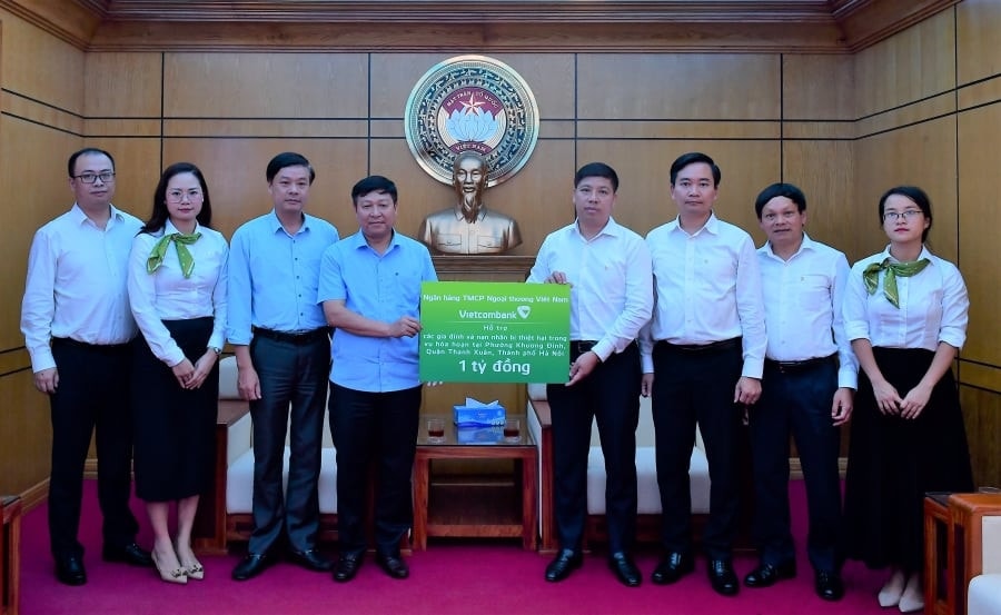 Thành viên HĐQT kiêm Giám đốc Khối Nhân sự, Chủ tịch Công đoàn Vietcombank Hồng Quang (thứ 4 từ phải sang) trao cho Phó Chủ tịch Thường trực UBMTTQ Việt Nam thành phố Hà Nội Phạm Anh Tuấn biển tượng trưng số tiền 1 tỷ đồng. Nguồn: Vietcombank Vietcombank hỗ trợ các gia đình và nạn nhân bị thiệt hại trong vụ hỏa hoạn tại phường Khương Đình, quận Thanh Xuân, thành phố Hà Nội -0