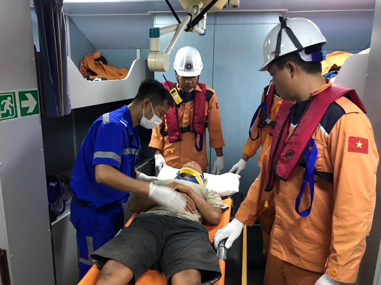 Kịp thời cứu ngư dân gặp nạn trên quần đảo Trường Sa ảnh 3 Cứu nạn kịp thời ngư dân gặp nạn trên quần đảo Trường Sa -0