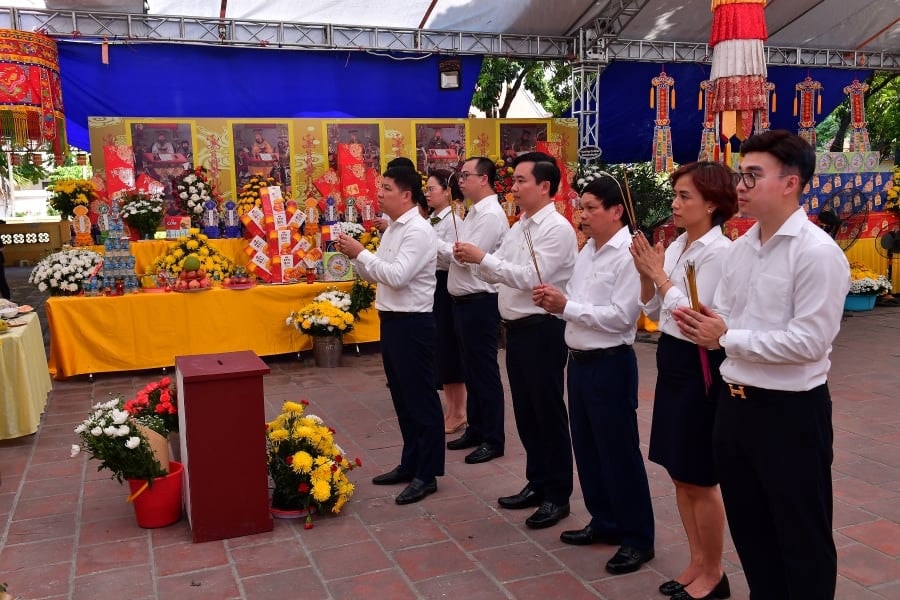 Đoàn Vietcombank thắp hương tưởng niệm cầu siêu các nạn nhân bị thiệt mạng trong vụ hỏa hoạn. Nguồn: Vietcombank Vietcombank hỗ trợ các gia đình và nạn nhân bị thiệt hại trong vụ hỏa hoạn tại phường Khương Đình, quận Thanh Xuân, thành phố Hà Nội -0