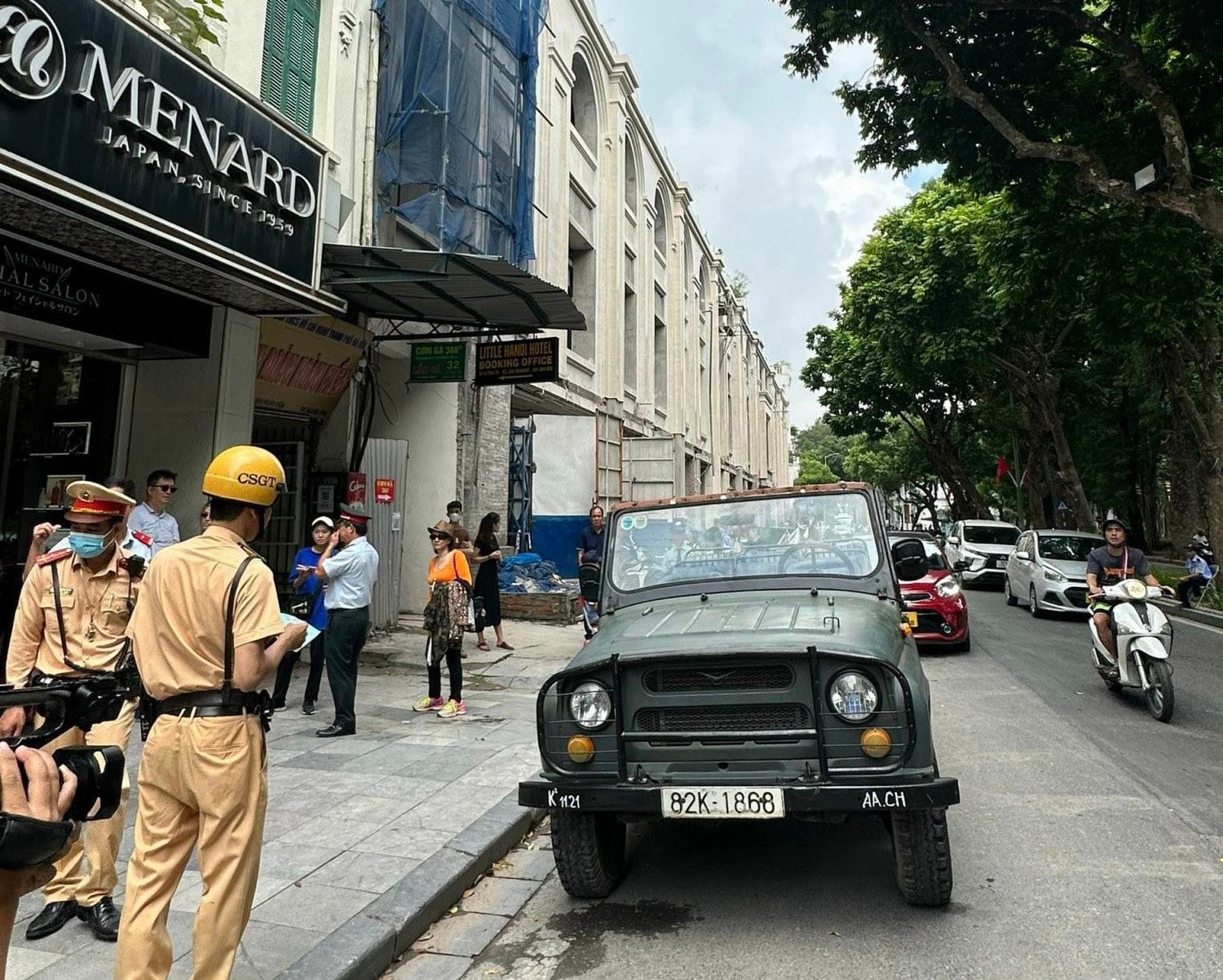 Hà Nội chấn chỉnh hoạt động xe UAZ, Jeep chở khách du lịch trong phố cổ -0