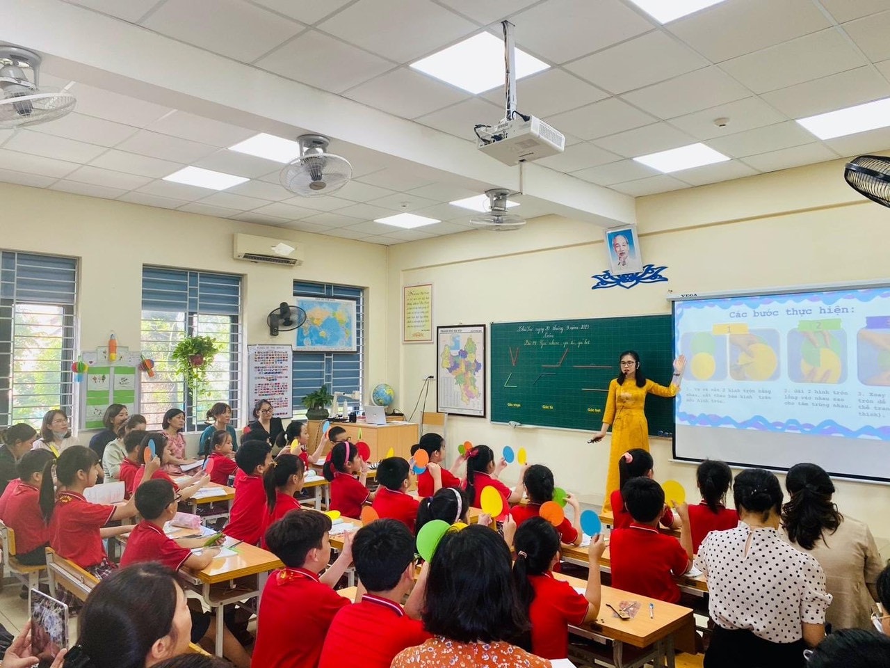 Tiết học sáng tạo của giáo viên Hà Nội: Ôn kiến thức cũ thông qua trò chơi -0