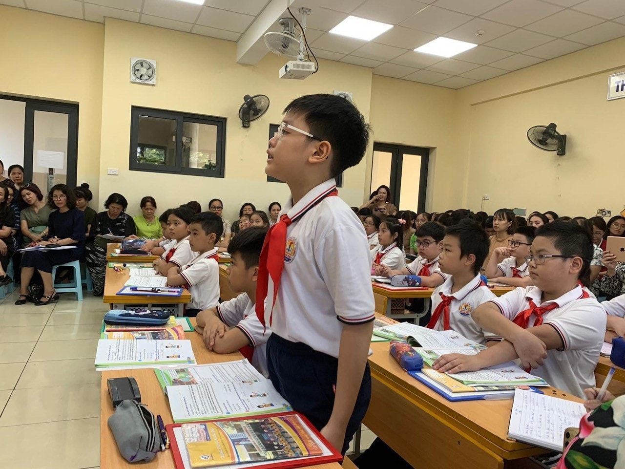 Tiết học sáng tạo của giáo viên Hà Nội: Ôn kiến thức cũ thông qua trò chơi -0