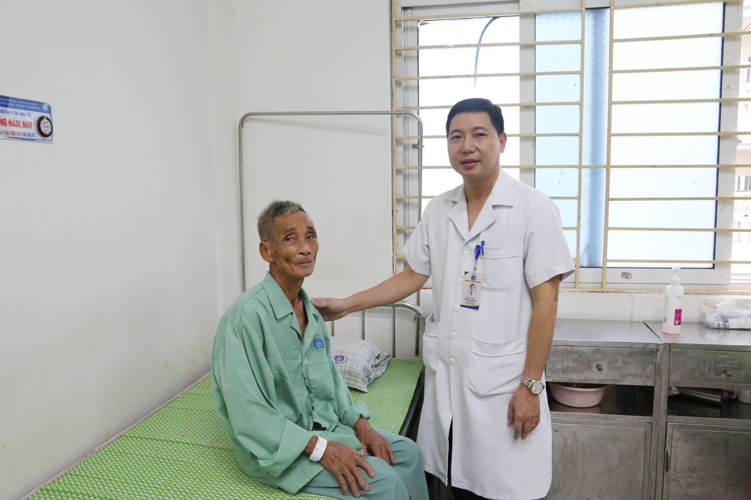 Chủ quan nghĩ mình bị ho, cụ ông bất ngờ bị ung thư vùng thanh quản -1