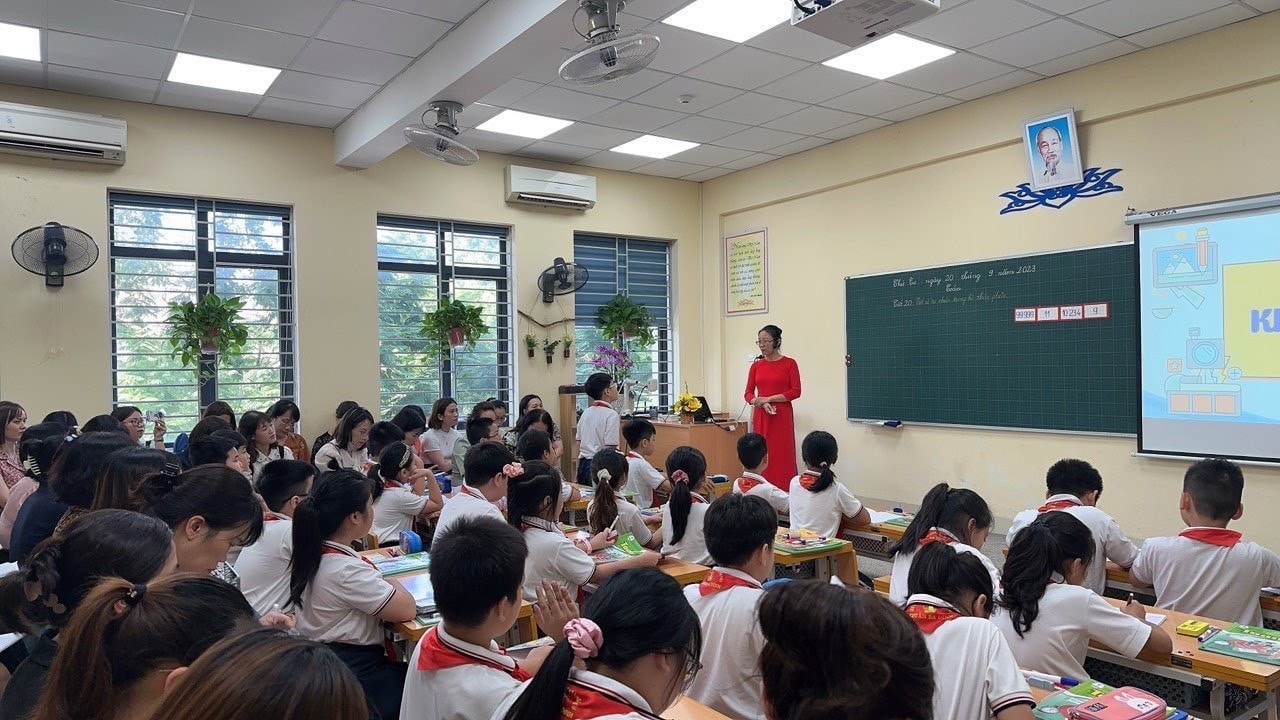 Tiết học sáng tạo của giáo viên Hà Nội: Ôn kiến thức cũ thông qua trò chơi -0