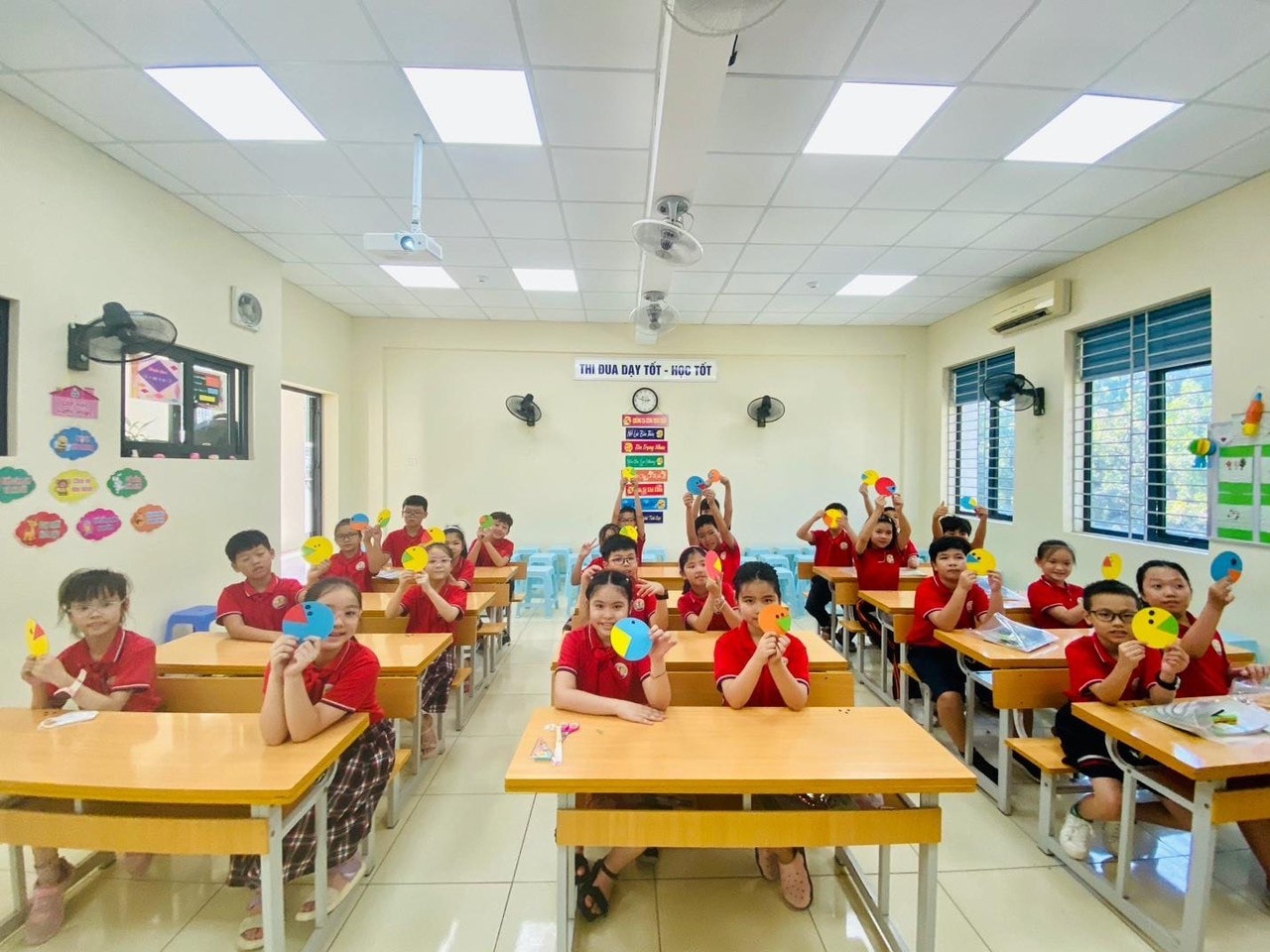 Tiết học sáng tạo của giáo viên Hà Nội: Ôn kiến thức cũ thông qua trò chơi -0