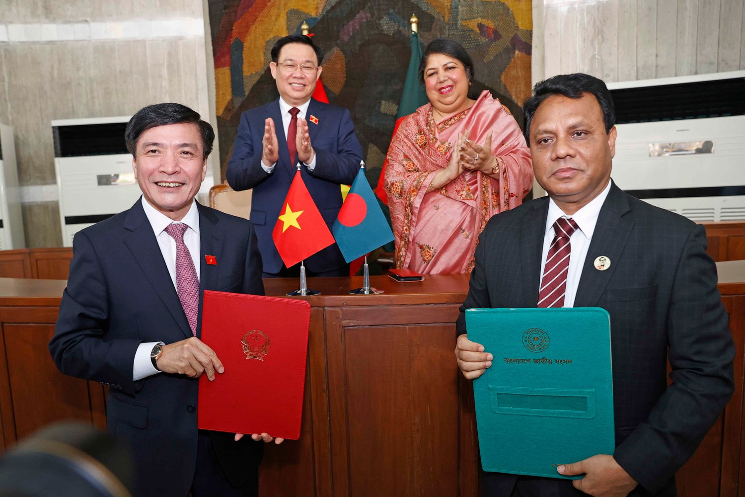 Chủ tịch Quốc hội Vương Đình Huệ và Chủ tịch Quốc hội Bangladesh ký bản ghi nhớ hợp tác đầu tiên giữa Quốc hội hai nước -0