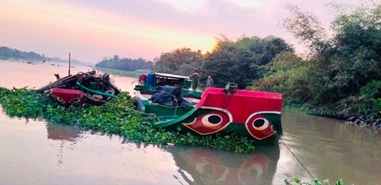 Lực lượng chức năng tạm giữ 2 ghe gỗ khai thác cát trái phép trên tuyến sông Sài Gòn (thuộc địa bàn xã Hòa Phú, huyện Củ Chi). Nguồn: ITN