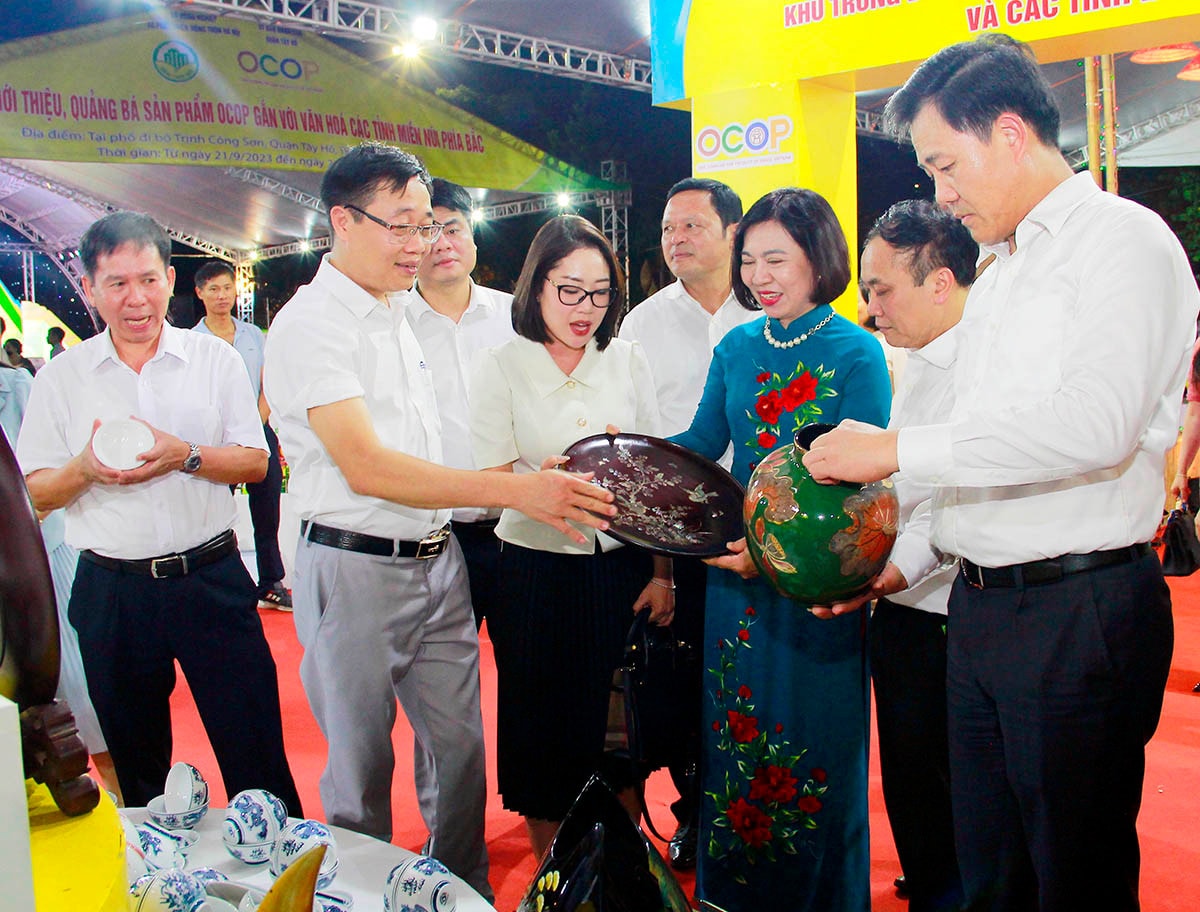 Các đại biểu thăm gian hàng tại hội chợ Hà Nội quảng bá sản phẩm OCOP gắn với văn hóa các tỉnh miền núi phía Bắc -0
