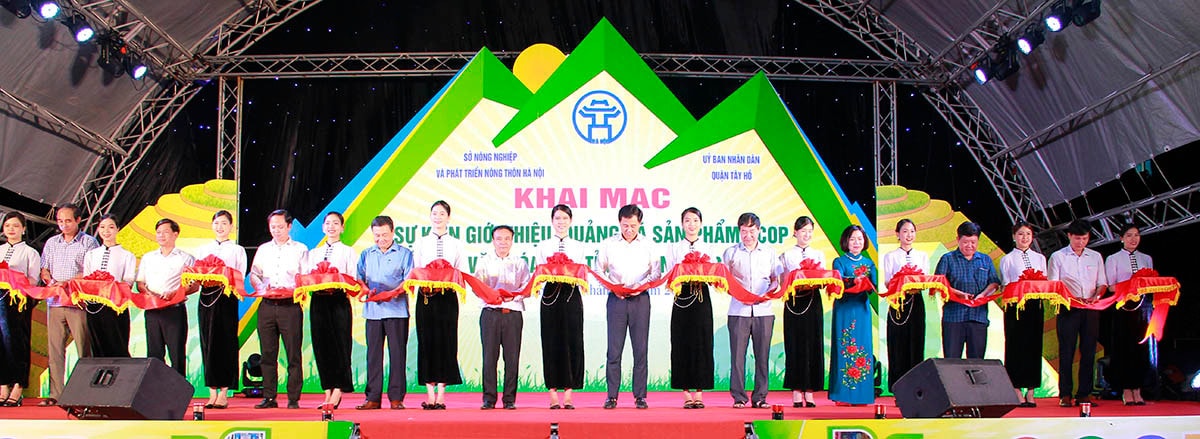 Các đại biểu cắt băng khai mạc hội chợ Hà Nội quảng bá sản phẩm OCOP gắn với văn hóa các tỉnh miền núi phía Bắc -0