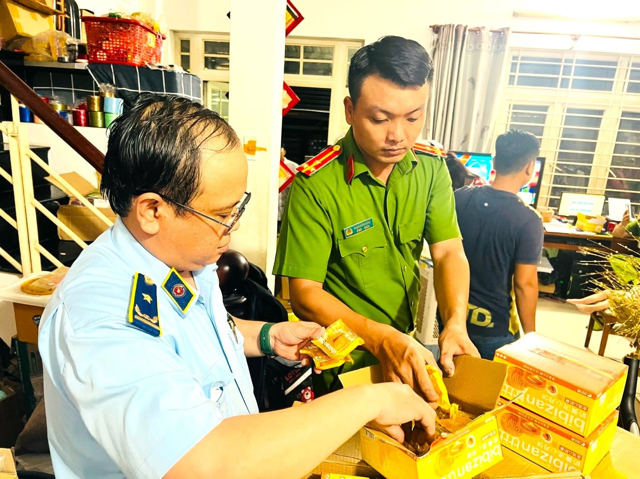 Đội Quản lý thị trường số 12 tại TP. Hồ Chí Minh đã phát hiện và thu giữ hơn 8.000 cái bánh trung thu không rõ nguồn gốc, xuất xứ, không đảm bảo an toàn sử dụng