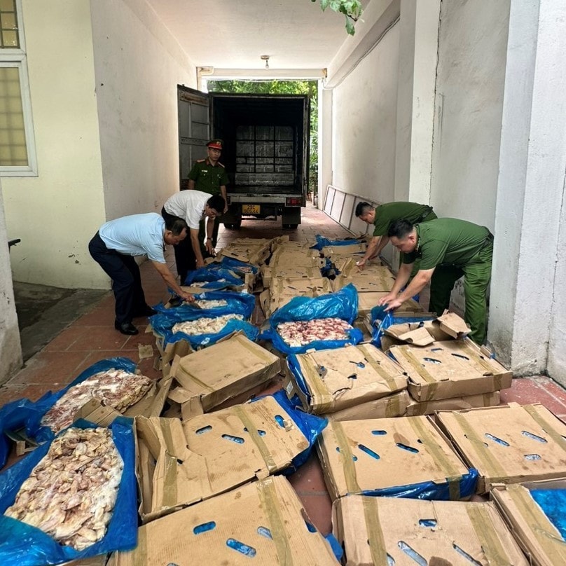 Công an quận Tây Hồ phát hiện hơn 1 tấn cánh gà đông lạnh không rõ nguồn gốc xuất xứ -0