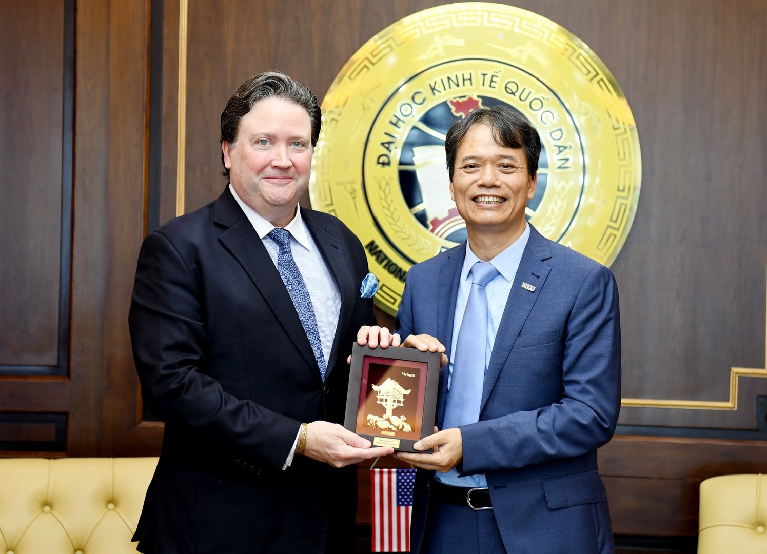 GS.TS Phạm Hồng Chương, Hiệu trưởng Trường Đại học Kinh tế Quốc dân cùng ngài Marc. E. Knapper, Đại sứ Hoa Kỳ tại Việt Nam Đại sứ Hoa Kỳ tại Việt Nam trò chuyện với giảng viên, sinh viên Trường ĐH Kinh tế Quốc dân -0