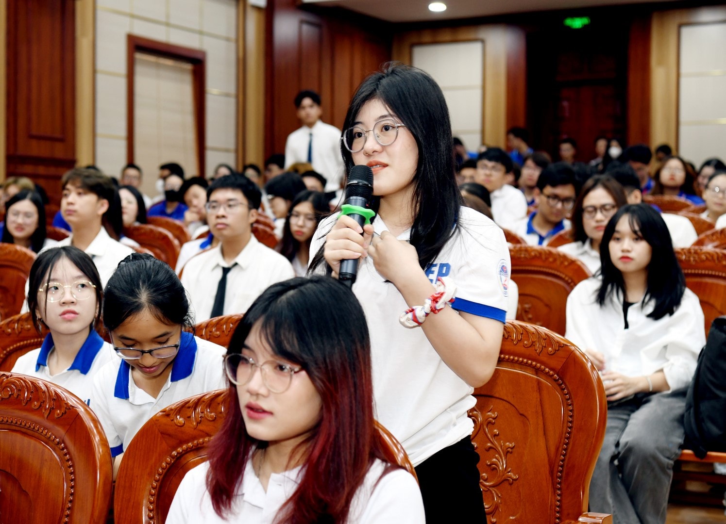 Sinh viên Trường Đại học Kinh tế Quốc dân đặt câu hỏi tới ngài Đại sứ (Ảnh: Tuấn Anh) Đại sứ Hoa Kỳ tại Việt Nam trò chuyện với giảng viên, sinh viên Trường ĐH Kinh tế Quốc dân -0
