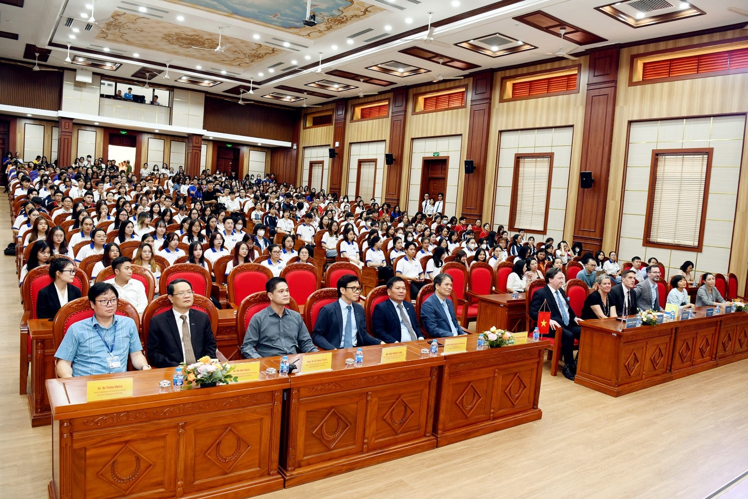 Các đại biểu tham dự chương trình (Ảnh: Tuấn Anh) Đại sứ Hoa Kỳ tại Việt Nam trò chuyện với giảng viên, sinh viên Trường ĐH Kinh tế Quốc dân -0