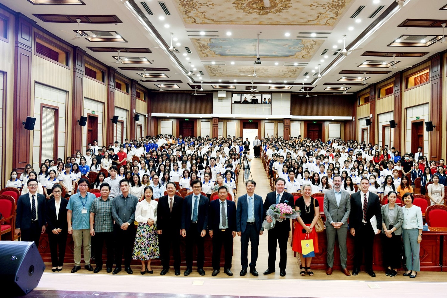 Ngài Marc. E. Knapper, Đại sứ Hoa Kỳ tại Việt Nam cùng lãnh đạo Trường Đại học Kinh tế Quốc dân và các giảng viên, sinh viên nhà trường (Ảnh: Tuấn Anh) Đại sứ Hoa Kỳ tại Việt Nam trò chuyện với giảng viên, sinh viên Trường ĐH Kinh tế Quốc dân -0