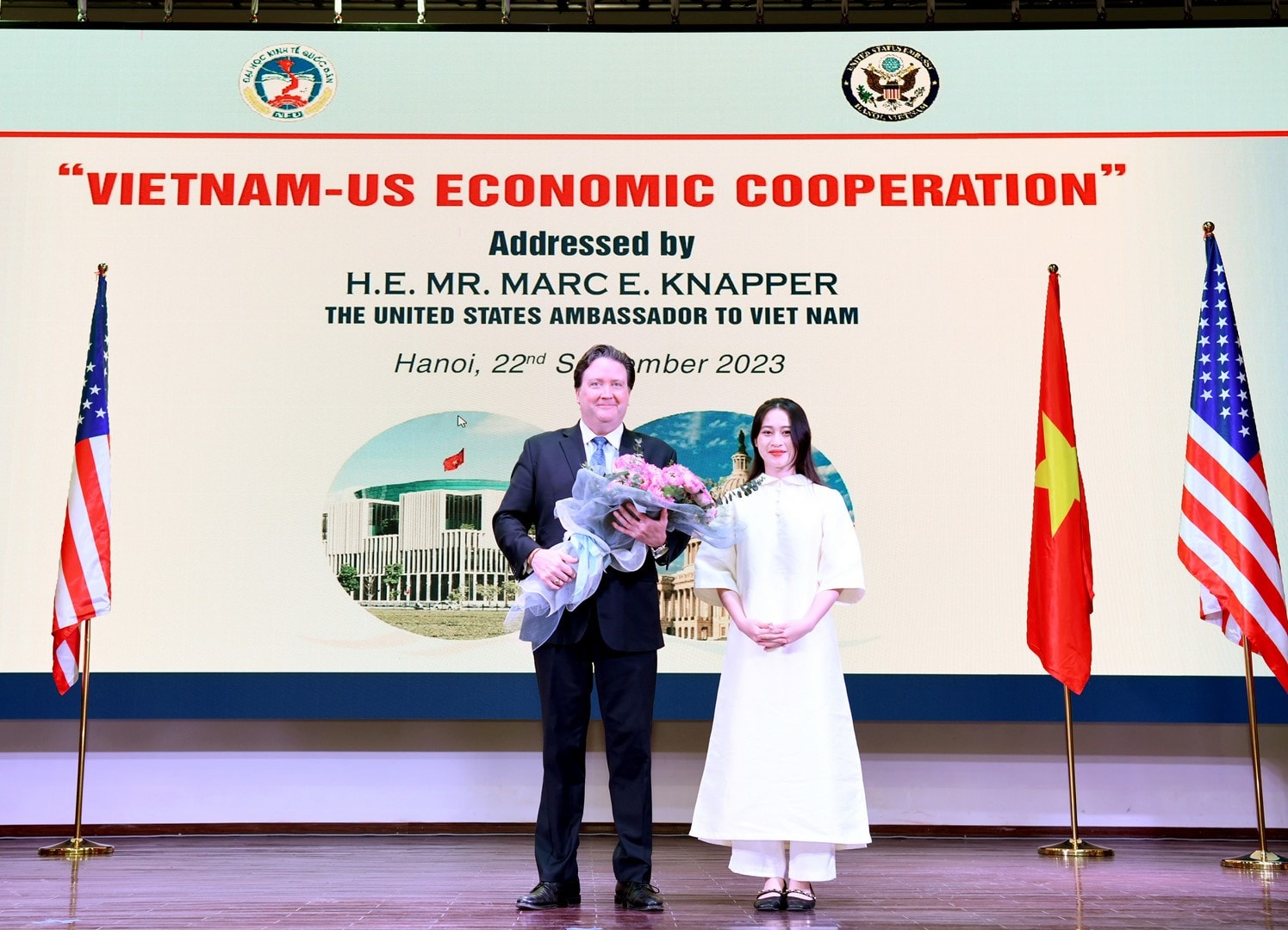Sinh viên Trường Đại học Kinh tế Quốc dân tặng hoa cảm ơn tới ngài Đại sứ (Ảnh: Tuấn Anh) Đại sứ Hoa Kỳ tại Việt Nam trò chuyện với giảng viên, sinh viên Trường ĐH Kinh tế Quốc dân -0