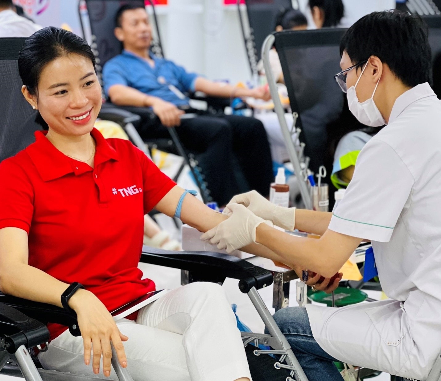 Người TNG Holdings Vietnam mang “giọt thương” gửi vào ngân hàng máu -0